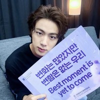 Jin BTS yang lahir pada 4 Desember 1992 sudah berusia 30 tahun menurut perhitungan Korea Selatan. Dia hanya diperbolehkan mendaftar wajib militer di angkatan darat karena melewati batas usia angkatan laut, angkatan udara, dan marinir. Foto: dok. Instagram @jin