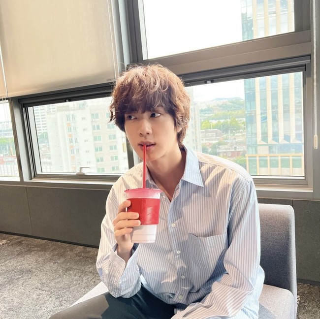 Pada Senin (17/10/2022), Big Hit Music mengumumkan para personel BTS akan menjalani wajib militer. Dimulai dengan personel tertuanya Kim Seokjin alias Jin. Foto: dok. Instagram @jin
