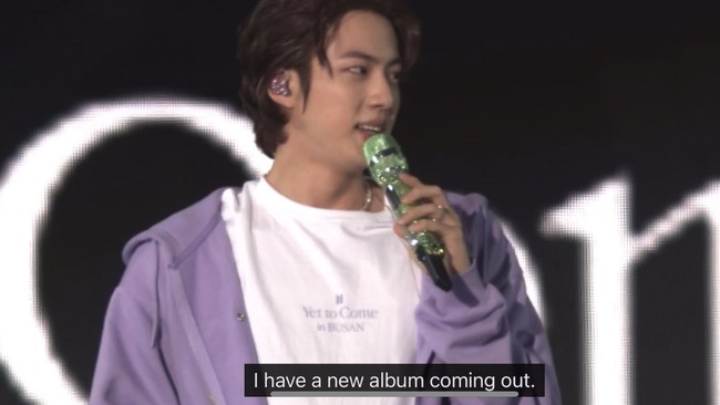 “Aku punya album baru yang akan dirilis. Itu bukan album penuh. Hanya album single. Aku dapat berkolaborasi dengan seseorang yang sangat aku kagumi. Aku punya banyak konten untuk dibagikan kepada kalian, jadi aku harap kalian akan menikmatinya,” ungkap Jin BTS. Foto: dok. Instagram @jin