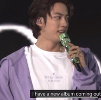“Aku punya album baru yang akan dirilis. Itu bukan album penuh. Hanya album single. Aku dapat berkolaborasi dengan seseorang yang sangat aku kagumi. Aku punya banyak konten untuk dibagikan kepada kalian, jadi aku harap kalian akan menikmatinya,” ungkap Jin BTS. Foto: dok. Instagram @jin