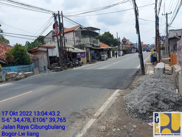 Jl Cibungbulang di Bogor yang semula berlubang menganga kini sudah diperbaiki. (Dok PUPR)
