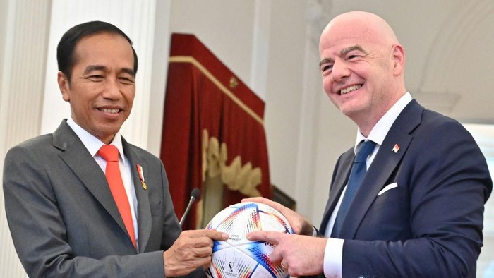 Gianni Infantino (R), president of footballs world governing body FIFA, presents a souvenir ball to Indonesias President Joko Widodo (L) during a joint press statement at the Presidential Palace in Jakarta on October 18, 2022. - Infantino on October 18 vowed to help the Indonesian government to help reform and transform the countrys football in the aftermath of a stadium disaster that claimed 132 lives and injured hundreds. (Photo by ADEK BERRY / AFP) (Photo by ADEK BERRY/AFP via Getty Images)