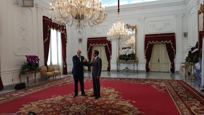 Jokowi bersama Gianni Infantino