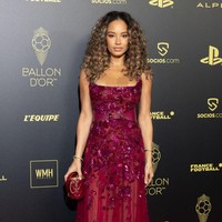 Melalui unggahan Instagram, Jordan Ozuna memperlihatkan detail aksesori yang dikenakannya ke Ballon D’Or. Dia memakai gelang emas bertabur berlian keluaran brand Tiffany & Co yang kembar dengan Karim Benzema. Foto: Getty Images