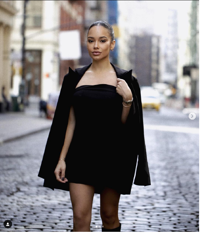 Sebelum berkarier sebagai model, Jordan Ozuna pernah bekerja menjadi pelayan di restoran Hooters, Las Vegas. Hooters merupakan restoran yang terkenal karena para pelayannya berpenampilan seksi. Saat menjadi pelayan Hooters itu, Jordan dikontrak sebuah agensi model. Foto: Instagram jiordyn