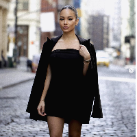 Sebelum berkarier sebagai model, Jordan Ozuna pernah bekerja menjadi pelayan di restoran Hooters, Las Vegas. Hooters merupakan restoran yang terkenal karena para pelayannya berpenampilan seksi. Saat menjadi pelayan Hooters itu, Jordan dikontrak sebuah agensi model. Foto: Instagram jiordyn