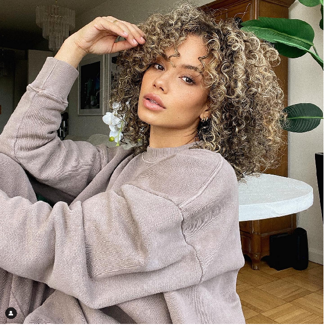 Karim Benzema sendiri diketahui menikah dengan model Prancis, Cora Gauthier. Dari Cora, dia memiliki seorang anak laki-laki, Ibrahim Benzema. Dan dari hubungan sebelumnya dengan mantannya, Karim memiliki dua anak, Melia dan Nouri. Tidak diketahui apakah Karim pacaran dengan Jordan Ozuna setelah cerai dari Cora. Foto: Instagram jiordyn