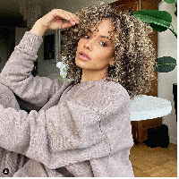 Karim Benzema sendiri diketahui menikah dengan model Prancis, Cora Gauthier. Dari Cora, dia memiliki seorang anak laki-laki, Ibrahim Benzema. Dan dari hubungan sebelumnya dengan mantannya, Karim memiliki dua anak, Melia dan Nouri. Tidak diketahui apakah Karim pacaran dengan Jordan Ozuna setelah cerai dari Cora. Foto: Instagram jiordyn