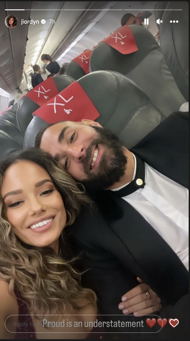 Jordan Ozuna juga mengunggah momen berfoto mesra dengan Karim Benzema di atas pesawat. Tampak Jordan mengapit lengan penyerang Real Madrid itu. Foto: Instagram jiordyn