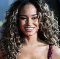 Jordan Ozuna tak berpose bersama kekasihnya Karim Benzema di karpet merah Gala Ballon D’Or. Memakai gaun burgundy, dia berpose sendirian. Foto: Getty Images