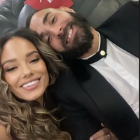 Jordan Ozuna juga mengunggah momen berfoto mesra dengan Karim Benzema di atas pesawat. Tampak Jordan mengapit lengan penyerang Real Madrid itu. Foto: Instagram jiordyn