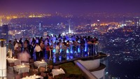 Buka sejak tahun 2003, sebuah restoran di Bangkok tidak cocok untuk mereka yang takut ketinggian. Restoran bernama Sirocco di Bangkok ini menawarkan pemandangan 270 derajat di atas bangunan dengan 63 lantai. Foto: Trip Advisor