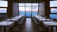 Kebanyakan restoran yang berada di atas ketinggian memanfaatkan bangunan dengan lantai yang tinggi. Tetapi restoran Stone Flower di Switzerland ini justru memilih stasiun kereta gantung sebagai area makannya. Foto: Trip Advisor