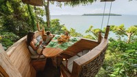 Masuk ke dalam daftar restoran tertinggi di dunia, jangan coba-coba untuk melihat keluar jendela jika berkunjung ke restoran At,mosphere di Dubai ini. Ketinggiannya berada di atas lantai 122 gedung tertinggi di Dubai yaitu Burj Khalifa. Foto: Trip Advisor