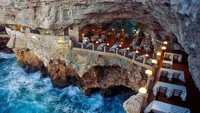 Sebuah restoran bernama Ristorante Grotta Palazzese di Italia ini berada di dalam batu karang berukuran besar. Menyajikan makanan tradisional Apuglian matamu akan dimanjakan dengan lautan lepas. Foto: Trip Advisor