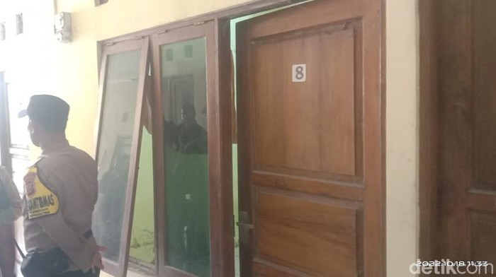 Kamar kos yang dipenuhi sampah.