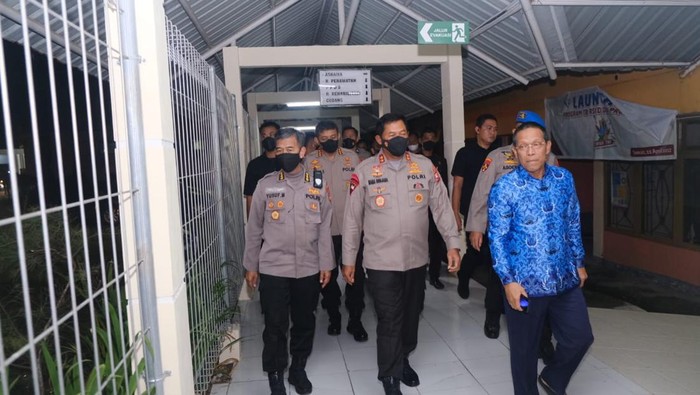 Kapolda Sulsel Irjen Nana Sudjana saat menemui Aipda Haerul di RS Jiwa.