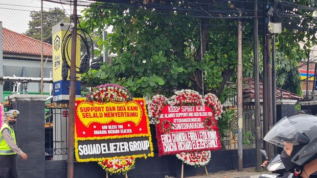 Karangan Bunga Berisi Dukungan Untuk Bharada E (Farih-detikcom)