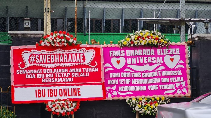 Karangan Bunga Berisi Dukungan Untuk Bharada E (Farih-detikcom)