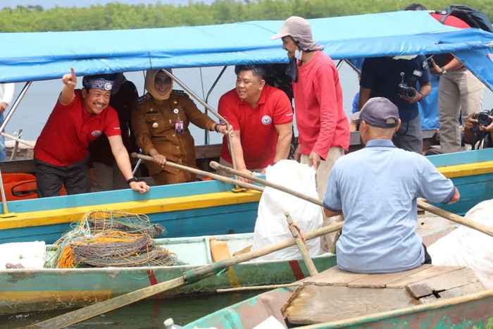 Kementerian Kelautan dan Perikanan (KKP) bersama sejumlah nelayan dan relawan melakukan pembersihan sampah di perairan Kampung Madong, Tanjungpinang, Kepulauan Riau.