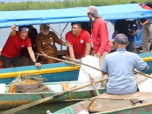 Trenggono Gandeng Nelayan Bersihkan Sampah di Laut Tanjungpinang