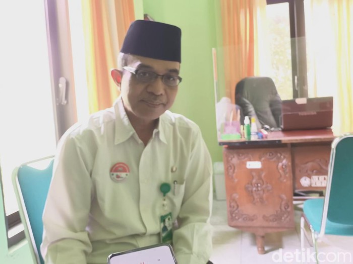 Kepala KUA Banjarsari Arbain Basyar saat ditemui di kantornya, Selasa (18/10/2022).