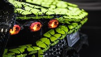 Selain itu, supercar mainan ini memiliki lapisan efek cat menggunakan cat resmi Lamborghini yang diklaim dapat membantu model skala mempertahankan penampilan aslinya di masa mendatang.  
