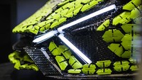 Sentuhan khusus tidak berakhir di sana karena model skala menampilkan lampu depan dan belakang yang berfungsi seluruhnya dan terbuat dari potongan Lego Technic.   