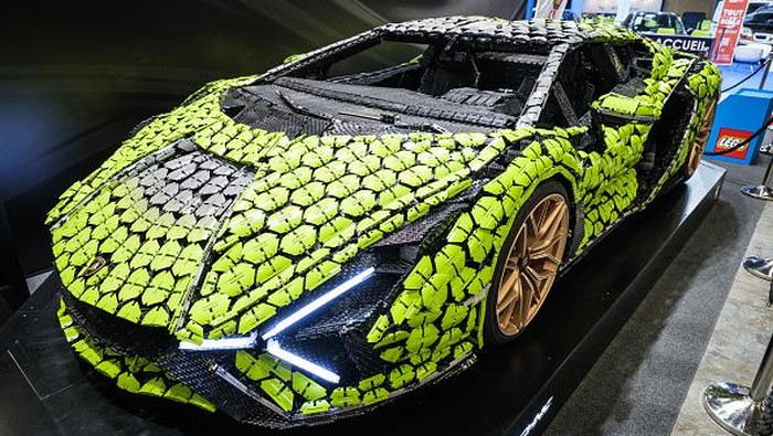 Keren! Lamborghini Ini Terbuat dari Kepingan Lego PARIS, FRANCE - OCTOBER 17: A Lamborghini Sian FKP 37 made of Lego Technic pieces is displayed during the