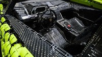 Interiornya tidak lepas dari perhatian karena dilengkapi jok sport dan roda kemudi datar lengkap dengan logo Lamborghini.  