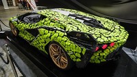 Lamborghini Sian FKP 37 versi Lego ini terbuat dari 400.000 buah lebih dan memakan waktu 5.370 jam pengembangan dan 3.290 jam produksi. Itu berarti replika mobil ini membutuhkan waktu hampir 224 hari untuk diselesaikan dan dibuat dari 154 jenis Lego Technic yang berbeda termasuk 20 model khusus.  