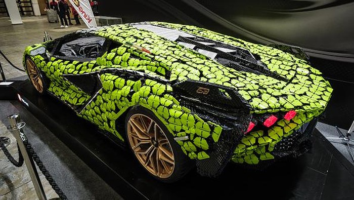 Keren! Lamborghini Ini Terbuat dari Kepingan Lego Lamborghini Sian FKP 37 yang terbuat dari potongan Lego Technic ditampilkan selama Paris Motor Show 2022 di Parc des Expositions Porte de Versailles, Paris, Prancis, Senin (17/10/2022).