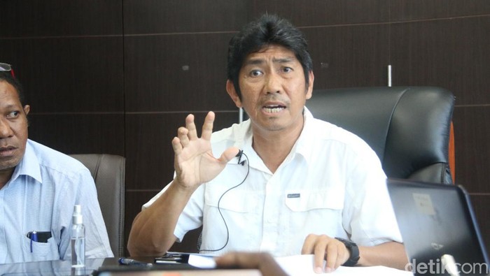 Ketua DPR Papua, Jhony Banua Rouw