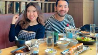 Seperti pada foto ini, Kiky Saputri dan M Khairi tampak menikmati aneka sushi di sebuah restoran. Mereka juga memesan menu lain seperti tempura dan salad. Foto: Instagram @kikysaputri