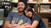 Tak jarang Kiky Saputri menunjukkan momen romantis saat makan bersama kekasihnya. Seperti pose memeluk yang satu ini. Foto: Instagram @kikysaputri