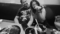 Tak hanya Kiky Saputri saja yang sering mengunggah momen makan bersama M Khairi, pun dengan Khair. Foto habis makan bersama ini ramai dikomentari netizen. Foto: Instagram @kikysaputri