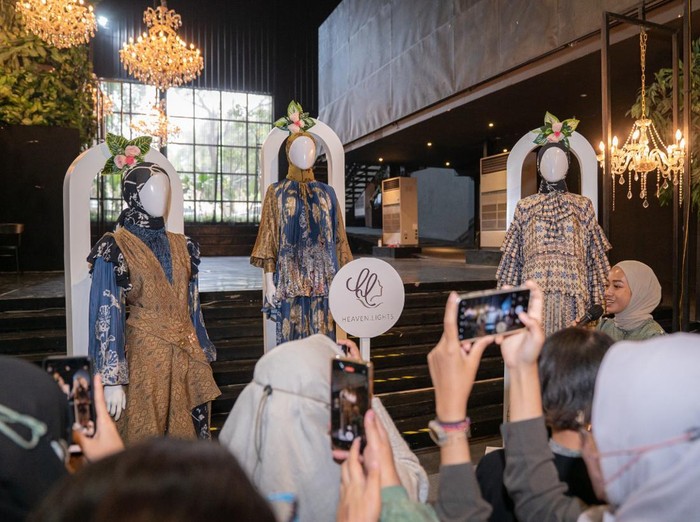 Koleksi Heaven Lights yang dibawa ke New York Fashion Week Koleksi Heaven Lights yang dibawa ke New York Fashion Week
