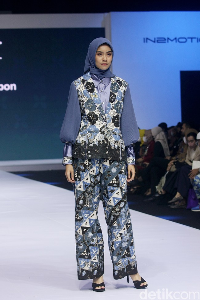 Inilah koleksi terbaru Nina Nugroho di In2MotionFest 2022, Jakarta Convention Center, Jakarta. Nina menghadirkan busana formal dari batik Ciwaringin, Cirebon.  Foto: Mohamamd Abduh/ Wolipop.