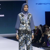 Inilah koleksi terbaru Nina Nugroho di In2MotionFest 2022, Jakarta Convention Center, Jakarta. Nina menghadirkan busana formal dari batik Ciwaringin, Cirebon.  Foto: Mohamamd Abduh/ Wolipop.