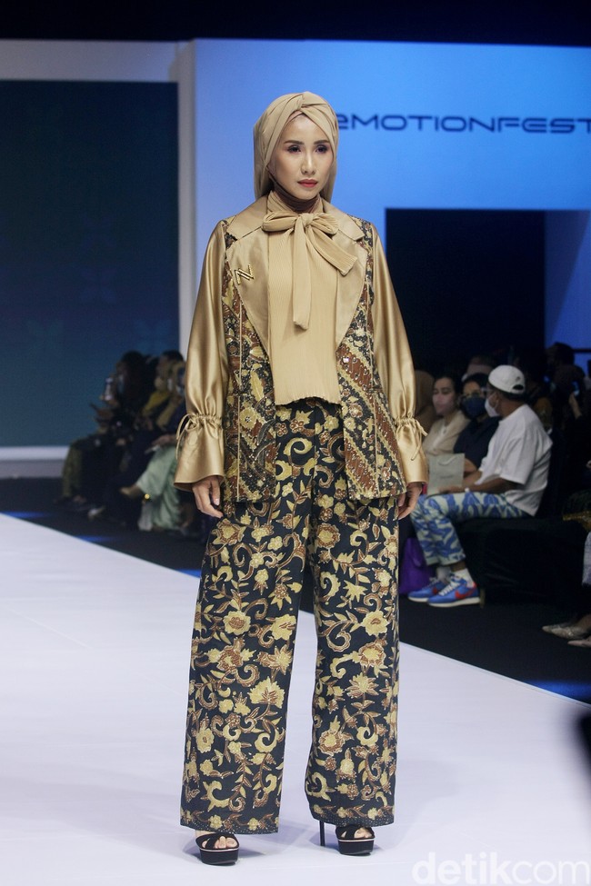 Inilah koleksi terbaru Nina Nugroho di In2MotionFest 2022, Jakarta Convention Center, Jakarta. Nina menghadirkan busana formal dari batik Ciwaringin, Cirebon. Foto: Mohamamd Abduh/ Wolipop.