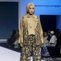 Inilah koleksi terbaru Nina Nugroho di In2MotionFest 2022, Jakarta Convention Center, Jakarta. Nina menghadirkan busana formal dari batik Ciwaringin, Cirebon. Foto: Mohamamd Abduh/ Wolipop.