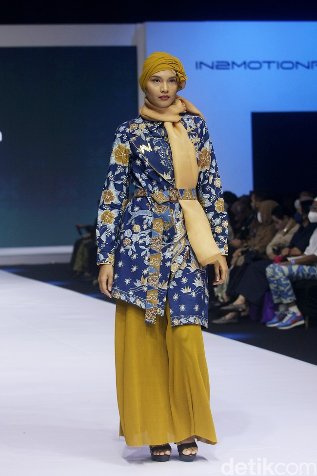 Inilah koleksi terbaru Nina Nugroho di In2MotionFest 2022, Jakarta Convention Center, Jakarta. Nina menghadirkan busana formal dari batik Ciwaringin, Cirebon. Foto: Mohamamd Abduh/ Wolipop.