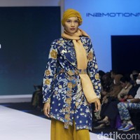 Inilah koleksi terbaru Nina Nugroho di In2MotionFest 2022, Jakarta Convention Center, Jakarta. Nina menghadirkan busana formal dari batik Ciwaringin, Cirebon. Foto: Mohamamd Abduh/ Wolipop.