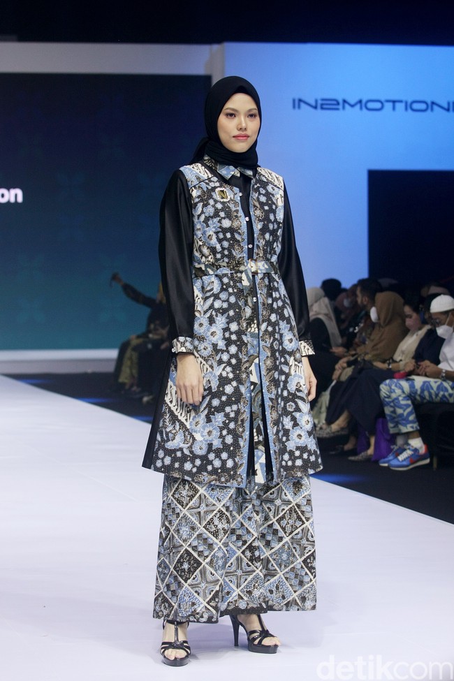 Inilah koleksi terbaru Nina Nugroho di In2MotionFest 2022, Jakarta Convention Center, Jakarta. Nina menghadirkan busana formal dari batik Ciwaringin, Cirebon.  Foto: Mohamamd Abduh/ Wolipop.