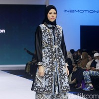 Inilah koleksi terbaru Nina Nugroho di In2MotionFest 2022, Jakarta Convention Center, Jakarta. Nina menghadirkan busana formal dari batik Ciwaringin, Cirebon.  Foto: Mohamamd Abduh/ Wolipop.