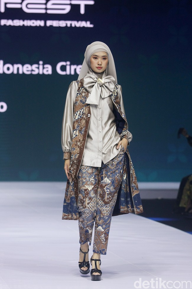 Inilah koleksi terbaru Nina Nugroho di In2MotionFest 2022, Jakarta Convention Center, Jakarta. Nina menghadirkan busana formal dari batik Ciwaringin, Cirebon. Foto: Mohamamd Abduh/ Wolipop.