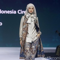 Inilah koleksi terbaru Nina Nugroho di In2MotionFest 2022, Jakarta Convention Center, Jakarta. Nina menghadirkan busana formal dari batik Ciwaringin, Cirebon. Foto: Mohamamd Abduh/ Wolipop.