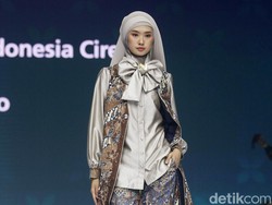 8 Koleksi Busana Formal Karya Nina Nugroho, Mengangkat Batik Ciwaringin