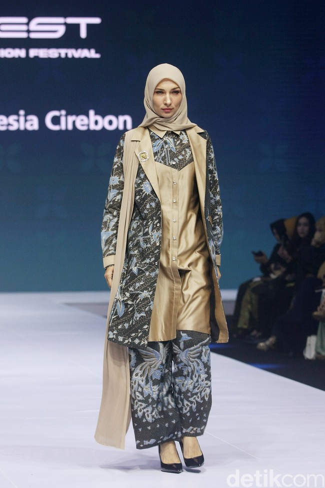 Inilah koleksi terbaru Nina Nugroho di In2MotionFest 2022, Jakarta Convention Center, Jakarta. Nina menghadirkan busana formal dari batik Ciwaringin, Cirebon.  Foto: Mohamamd Abduh/ Wolipop.