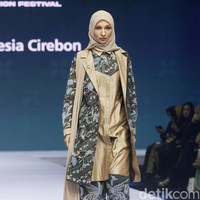 Inilah koleksi terbaru Nina Nugroho di In2MotionFest 2022, Jakarta Convention Center, Jakarta. Nina menghadirkan busana formal dari batik Ciwaringin, Cirebon.  Foto: Mohamamd Abduh/ Wolipop.